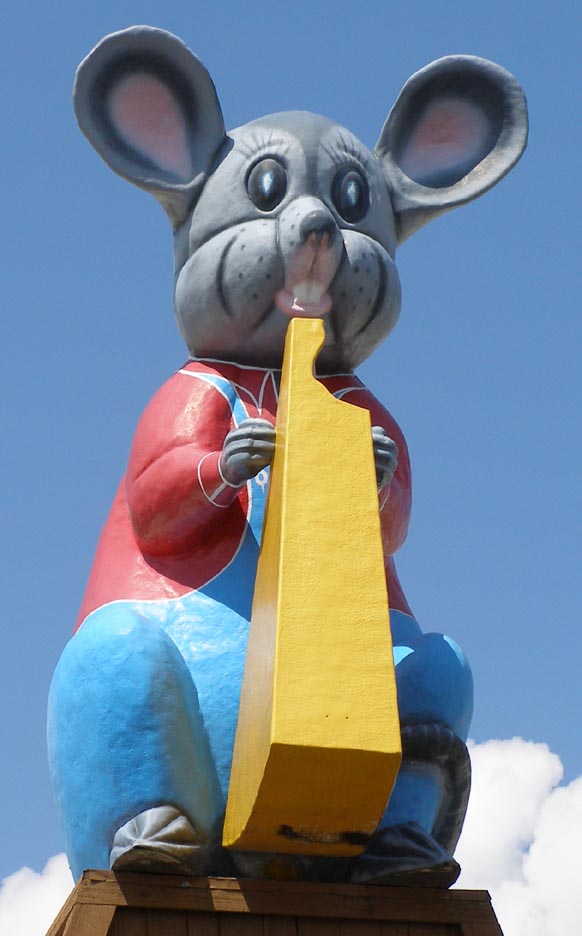 Fennimore Cheese Shop, Igor the Mouse statue, Route 61, Fennimore,  Wisconsin Stock Photo - Alamy