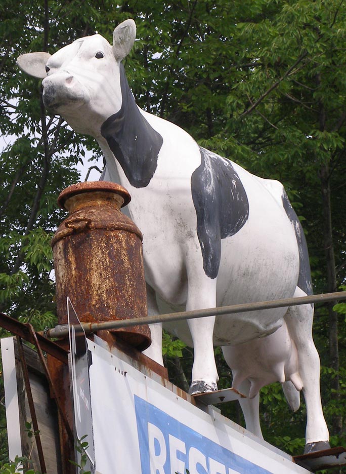 Design Toscano The Grand-Scale Wildlife Holstein Cow Statue