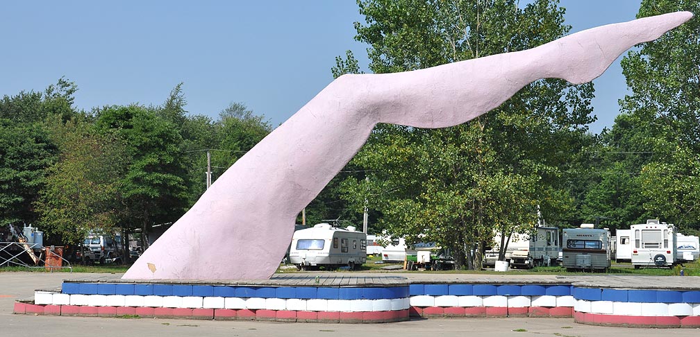 (INDIANA) Giant Ladies Leg Sundial in Roselawn. | Roadside 
