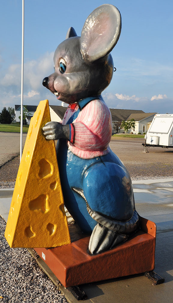 Fennimore Cheese Shop, Igor the Mouse statue, Route 61, Fennimore,  Wisconsin Stock Photo - Alamy