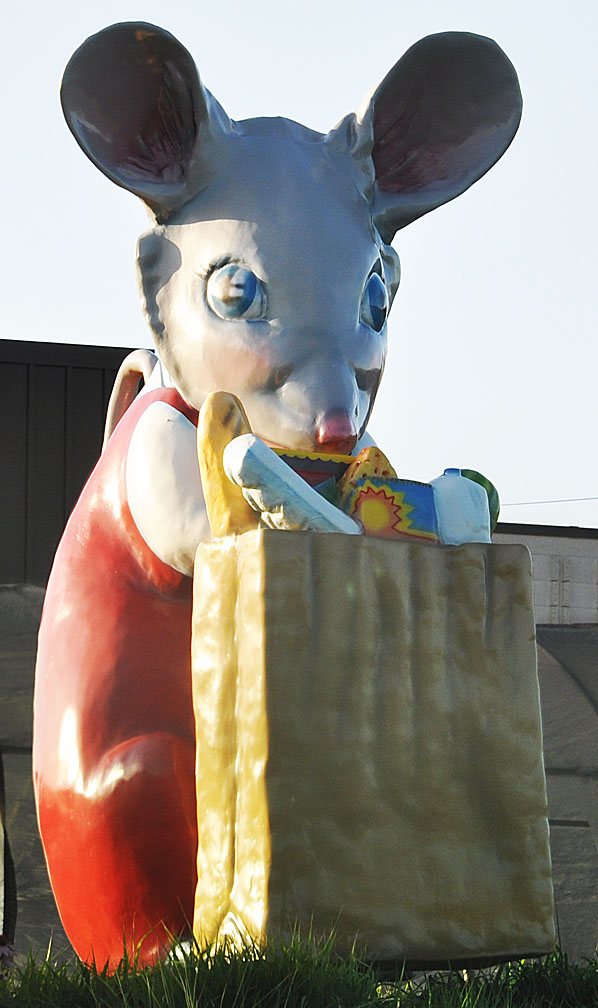 Fennimore Cheese Shop, Igor the Mouse statue, Route 61, Fennimore,  Wisconsin Stock Photo - Alamy