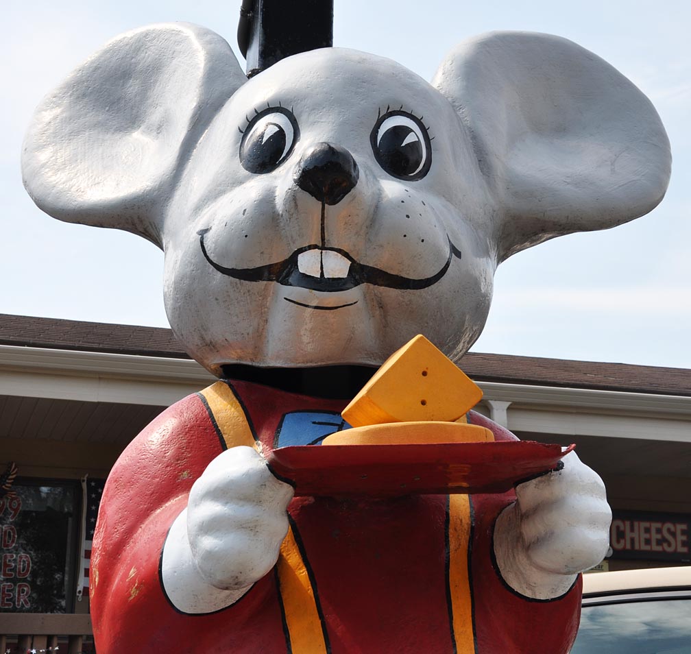 Fennimore Cheese Shop, Igor the Mouse statue, Route 61, Fennimore, Wisconsin Stock Photo - Alamy
