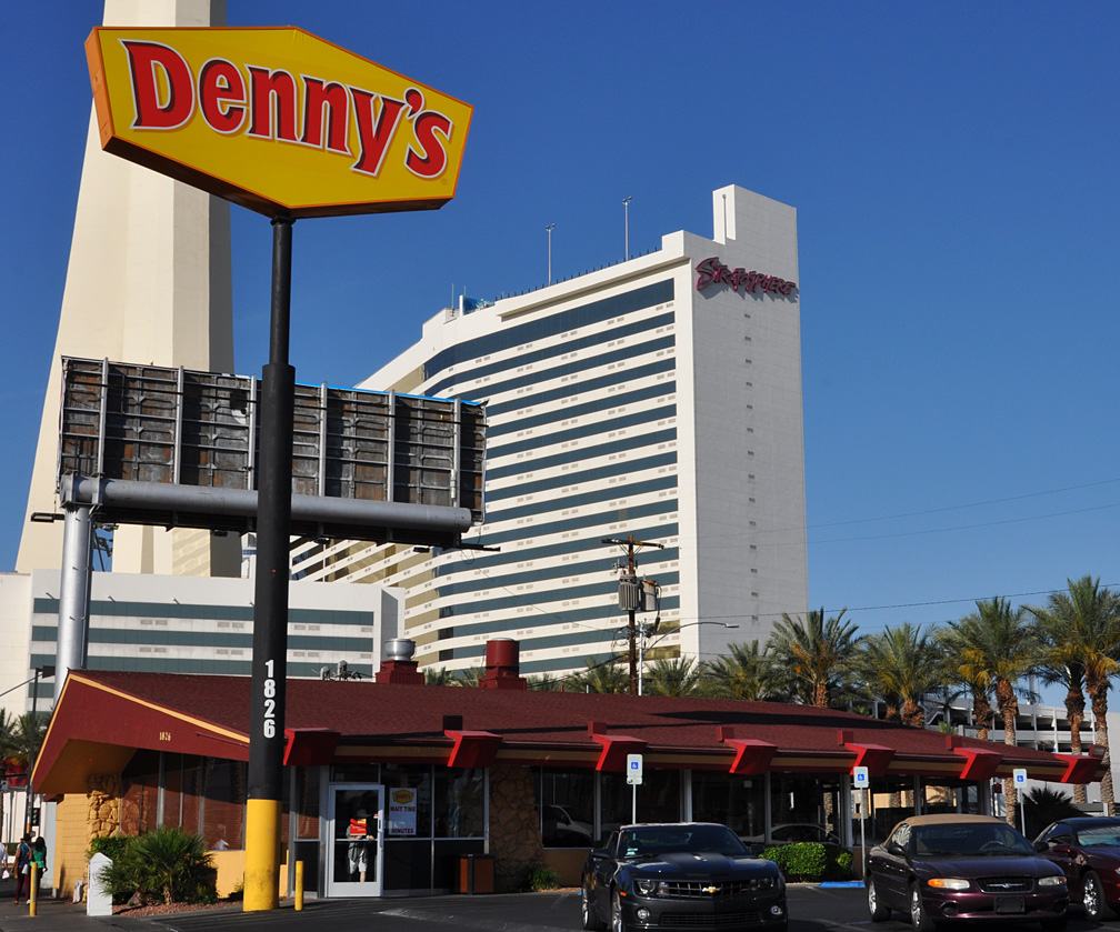 DENNY'S, Las Vegas - 3397 Las Vegas Blvd S, The Strip - Restaurant