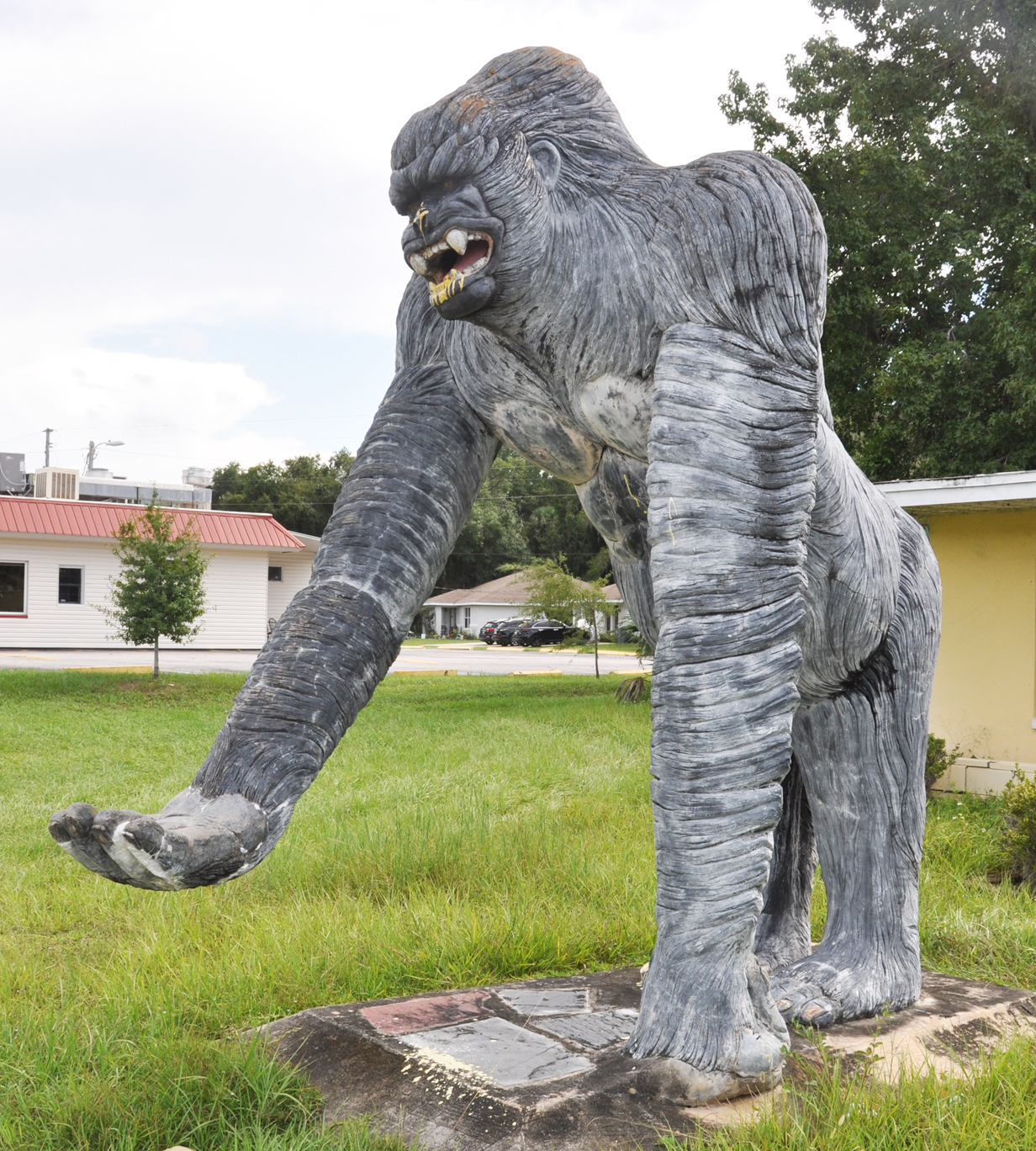 Gorilla & Monkey Statues | RoadsideArchitecture.com